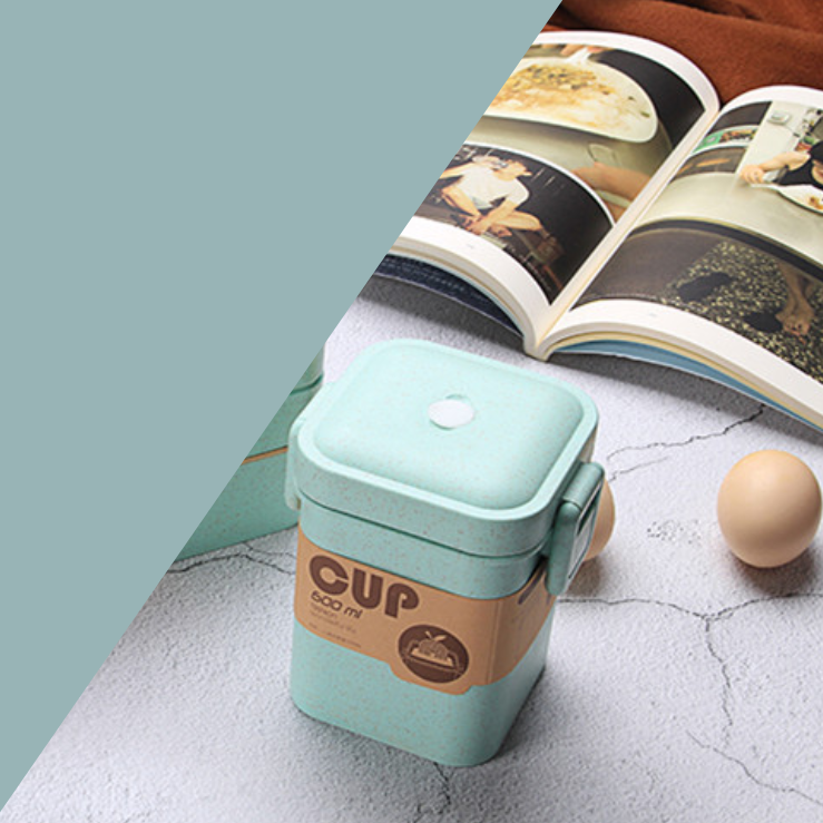 boite souper verte sur table